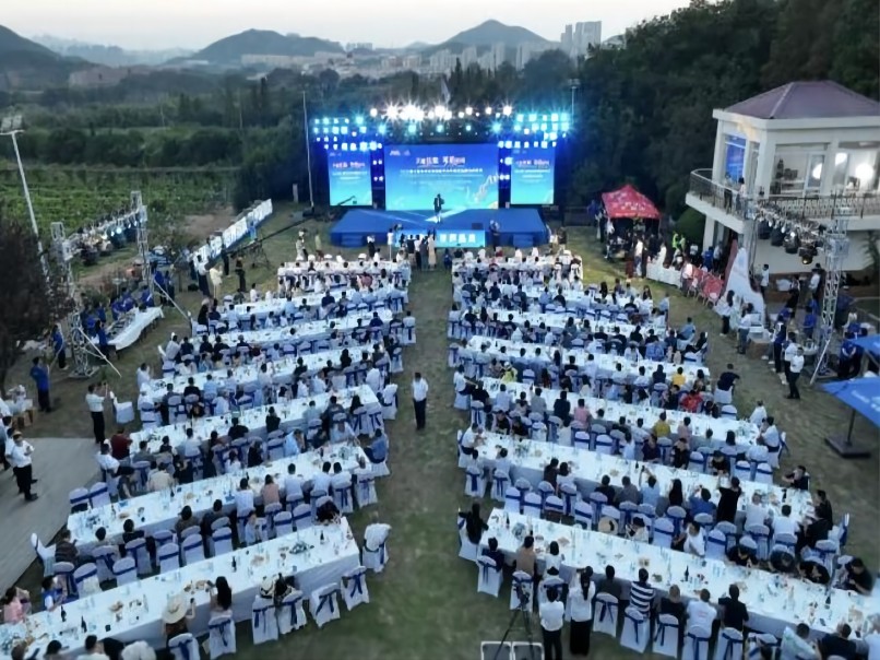 8月14日，2023第七屆青島華東國(guó)際干白節(jié)暨首屆暢飲白花節(jié)活動(dòng)在華東百利酒莊舉行。此次活動(dòng)由中國(guó)酒業(yè)協(xié)會(huì)葡萄酒分會(huì)、中國(guó)國(guó)際商會(huì)青島商會(huì)等單位主辦，華東公司及嶗礦公司承辦，除了蓬萊、寧夏產(chǎn)區(qū)國(guó)產(chǎn)干白品牌外，還吸引德國(guó)、智利等10多個(gè)國(guó)際品牌參會(huì)(1).jpg