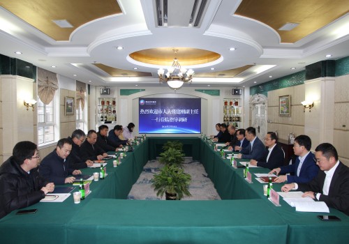 2月21日，市人大副主任張建剛一行到華東公司走訪調(diào)研，集團(tuán)董事長王達(dá)、總經(jīng)理劉富華等陪同調(diào)研。飲料集團(tuán)作為全市食品飲料產(chǎn)業(yè)鏈鏈主企業(yè)，要積極匹配城市發(fā)展戰(zhàn)略，帶動(dòng)產(chǎn)業(yè)鏈融合發(fā)展，進(jìn)一步提升品牌創(chuàng)新力和影響力，使“老字號”在創(chuàng)新中煥發(fā)“新活力”。圖為座談會現(xiàn)場(1).jpg